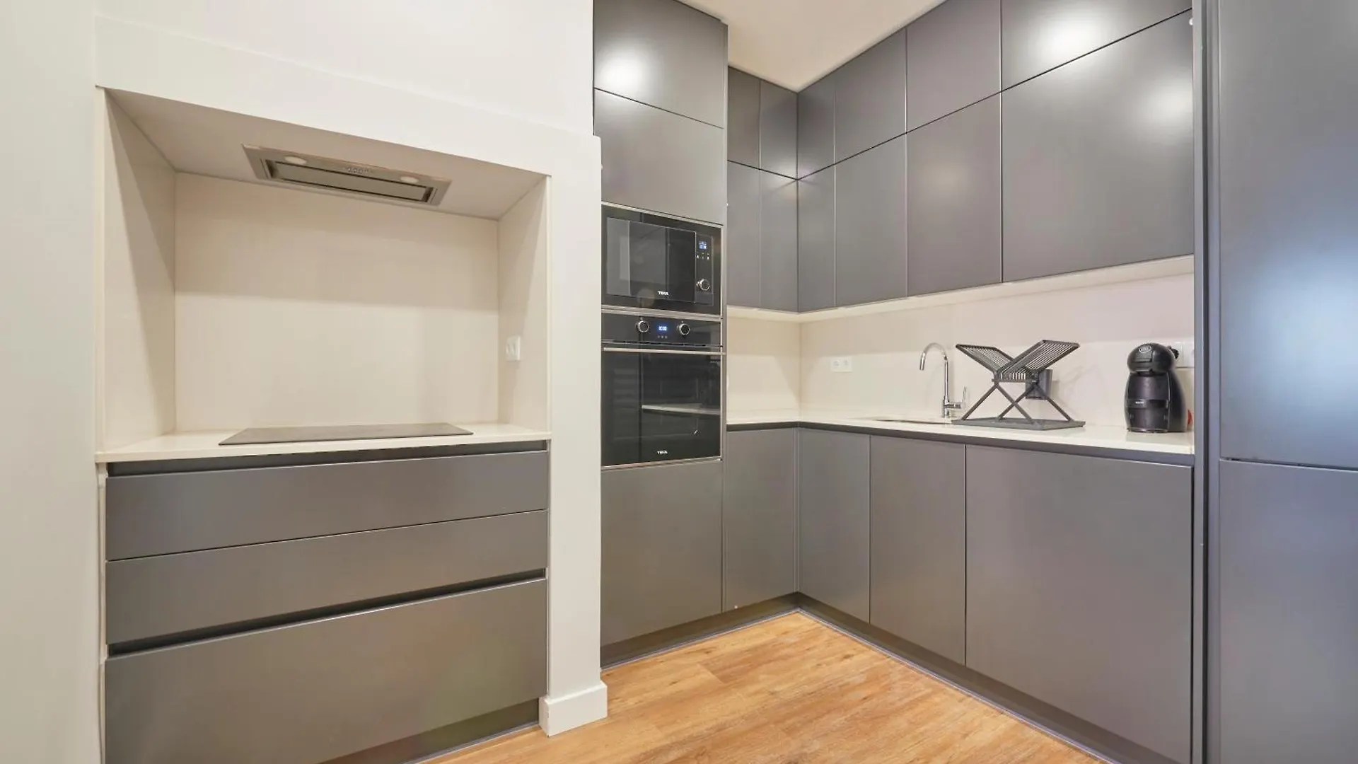 Modern 2 Bed Apt In Campolide Near Amoreiras Lisboa